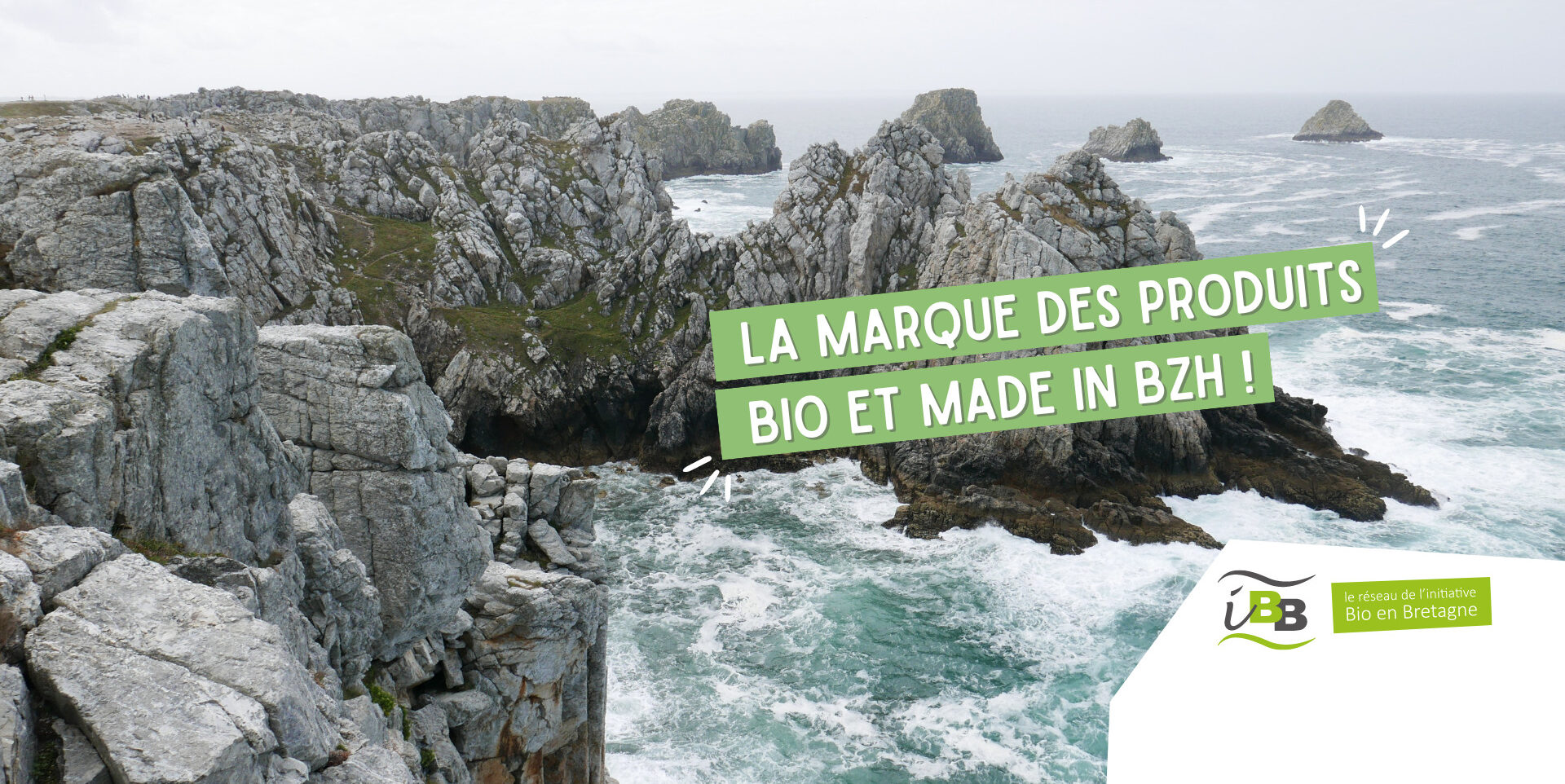 Infographie slogan Be Reizh "La Marque des produits bio et made in BZH" sur photographie mer Bretagne